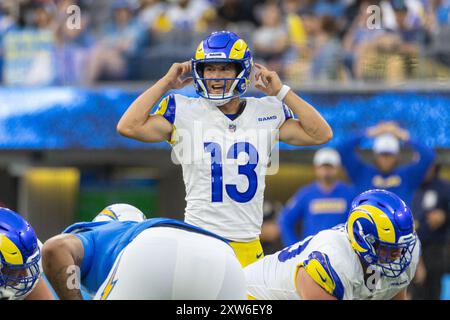 Los Angeles, Californie, États-Unis. 17 août 2024. Le quarterback Stetson Bennett #13 des Rams de Los Angeles dirige contre les Chargers de Los Angeles lors d'un match de pré-saison de football de la NFL au SoFi Stadium, le samedi 17 août 2024, à Inglewood, Calif. (crédit image : © Ringo Chiu/ZUMA Press Wire) USAGE ÉDITORIAL SEULEMENT! Non destiné à UN USAGE commercial ! Banque D'Images