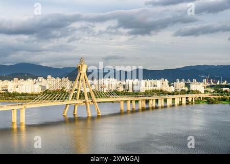 Vue imprenable sur le pont olympique sur la rivière Han, Séoul Banque D'Images