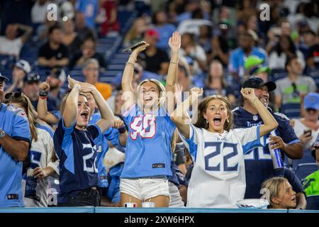 Nashville, États-Unis. 17 août 2024. Les fans encouragent les Titans du Tennessee. Les Seahawks de Seattle affrontent les Titans du Tennessee lors d'un match de pré-saison au Nissan Stadium de Nashville, Tennessee, le 17 août 2024. (Photo de Kindell Buchanan/Sipa USA) crédit : Sipa USA/Alamy Live News Banque D'Images