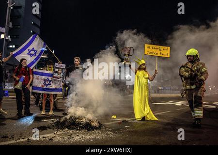 Israël. 17 août 2024. Les Israéliens ont manifesté avec les familles des otages contre le premier ministre Benjamin Netanyahu, exigeant un accord immédiat sur les otages et un cessez-le-feu - alors que les négociations sur le cessez-le-feu à Gaza ont lieu. Tel Aviv, Israël. 17 août 2024. (Matan Golan/Sipa USA). Crédit : Sipa USA/Alamy Live News Banque D'Images