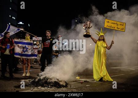 Israël. 17 août 2024. Les Israéliens ont manifesté avec les familles des otages contre le premier ministre Benjamin Netanyahu, exigeant un accord immédiat sur les otages et un cessez-le-feu - alors que les négociations sur le cessez-le-feu à Gaza ont lieu. Tel Aviv, Israël. 17 août 2024. (Matan Golan/Sipa USA). Crédit : Sipa USA/Alamy Live News Banque D'Images