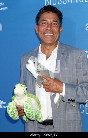 LOS ANGELES - 17 août : Oscar Nunez à la 17e soirée estivale annuelle SeaChange à la résidence privée le 17 août 2024 à Laguna Beach, CA Banque D'Images