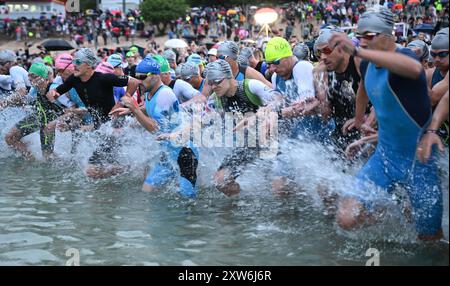 Langen, Allemagne. 18 août 2024. Triathlon : Championnat d'Europe, Ironman (3,86 km de natation, 180 km de vélo, 42, 195 km de course), hommes. Les pros autour de Patrick Lange (5ème à partir de la gauche) venus d'Allemagne sprintent dans l'eau au départ de la natation à Langener Waldsee. Crédit : Arne Dedert/dpa/Alamy Live News crédit : dpa Picture alliance/Alamy Live News Banque D'Images