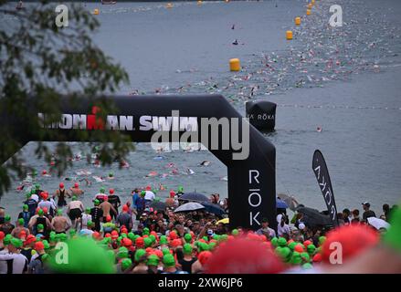 Langen, Allemagne. 18 août 2024. Triathlon : Championnat d'Europe, Ironman (3,86 km de natation, 180 km de vélo, 42, 195 km de course), hommes. Les athlètes du groupe d'âge commencent à Langener Waldsee pour la natation. Crédit : Arne Dedert/dpa/Alamy Live News crédit : dpa Picture alliance/Alamy Live News Banque D'Images