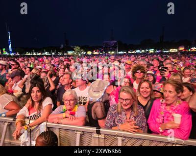 Henley-on-Thames, Royaume-Uni. 17 août 2024. Soectators a apprécié les performances des stars sur la scène du Rewind South 80s Music Festival 2024. Crédit : Uwe Deffner/Alamy Live News Banque D'Images