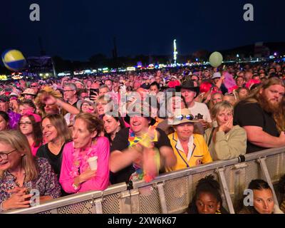 Henley-on-Thames, Royaume-Uni. 17 août 2024. Soectators a apprécié les performances des stars sur la scène du Rewind South 80s Music Festival 2024. Crédit : Uwe Deffner/Alamy Live News Banque D'Images