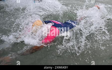Langen, Allemagne. 18 août 2024. Triathlon : Championnat d'Europe, Ironman (3,86 km de natation, 180 km de vélo, 42, 195 km de course), hommes. Un athlète d'un groupe d'âge commence la natation à Langener Waldsee. Crédit : Arne Dedert/dpa/Alamy Live News crédit : dpa Picture alliance/Alamy Live News Banque D'Images