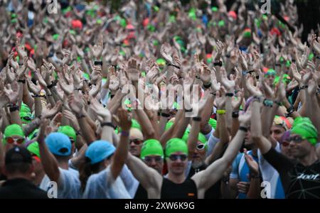Langen, Allemagne. 18 août 2024. Triathlon : Championnat d'Europe, Ironman (3,86 km de natation, 180 km de vélo, 42, 195 km de course), hommes. Les athlètes du groupe d'âge se préparent pour le départ de la natation à Langener Waldsee. Crédit : Arne Dedert/dpa/Alamy Live News crédit : dpa Picture alliance/Alamy Live News Banque D'Images