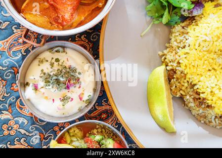 Vue panoramique sur les plats traditionnels iraniens et les collations Banque D'Images