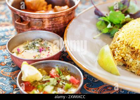 Plats traditionnels iraniens et en-cas. Cuisine persane impressionnante Banque D'Images