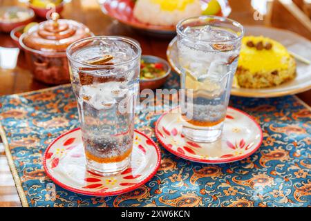 Étonnantes boissons traditionnelles iraniennes avec des graines de chia Banque D'Images