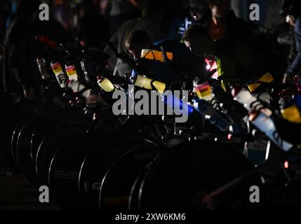 Langen, Allemagne. 18 août 2024. Triathlon : Championnat d'Europe, Ironman (3,86 km de natation, 180 km de vélo, 42, 195 km de course), hommes. Dans l’obscurité, les triathlètes préparent leurs vélos dans la zone de transition à Langener Waldsee. Crédit : Arne Dedert/dpa/Alamy Live News crédit : dpa Picture alliance/Alamy Live News Banque D'Images