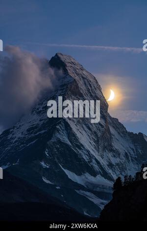 Vue de nuit du Cervin avec croissant de lune, Zermatt, Valais, Suisse Banque D'Images