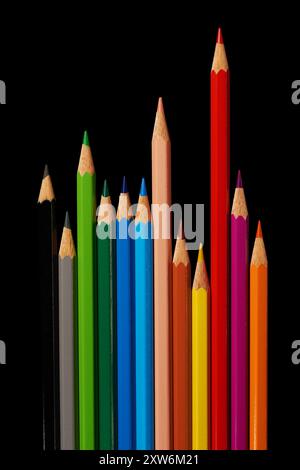 Crayons de couleur isolés sur fond noir Banque D'Images