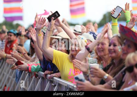 Henley-on-Thames, Royaume-Uni. 17 août 2024. Soectators a apprécié les performances des stars sur la scène du Rewind South 80s Music Festival 2024. Crédit : Uwe Deffner/Alamy Live News Banque D'Images