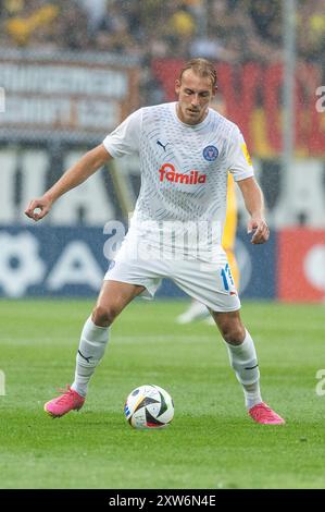 Aix-la-Chapelle, Deutschland. 17 août 2024. Timo Becker (Holstein Kiel, #17). Aix-la-Chapelle, Football DFB Cup/1er tour, Round 1, Alemannia Aix-la-Chapelle - Holstein Kiel, 17 août 2024, Tivoli, Aix-la-Chapelle. #La réglementation DFB interdit toute utilisation de photographies comme séquences d'images et/ou quasi-vidéo # crédit : dpa/Alamy Live News Banque D'Images