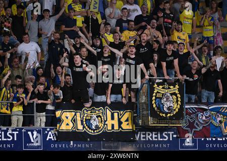 Sint Truiden, Belgique. 17 août 2024. Les supporters de STVV photographiés lors d'un match de football entre Sint-Truidense VV et FCV Dender EH, samedi 17 août 2024 à Sint-Truiden, le quatrième jour de la saison 2024-2025 de la première division du championnat belge 'Jupiler Pro League'. BELGA PHOTO JOHAN Eyckens crédit : Belga News Agency/Alamy Live News Banque D'Images