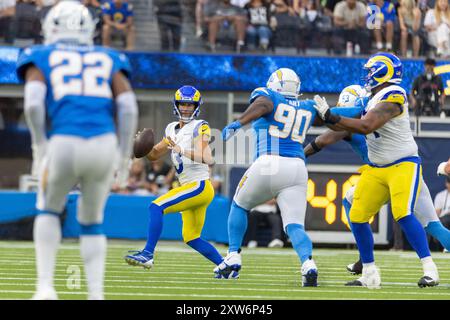 Los Angeles, États-Unis. 17 août 2024. Le quarterback des Rams de Los Angeles, Stetson Bennett (2e l), semble passer contre les Chargers de Los Angeles lors d'un match de pré-saison de football de la NFL au SoFi Stadium. NFL 2024 : chargeurs Rams 13:9 . Crédit : SOPA images Limited/Alamy Live News Banque D'Images