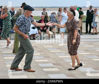 Un couple de sniors dansant sur le front de mer. Banque D'Images