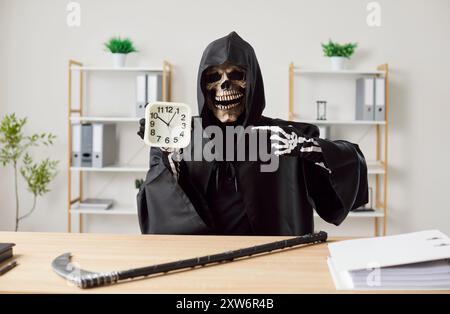 Faucheuse sinistre tenant l'horloge dans le bureau Banque D'Images