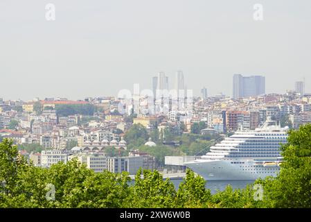 Paysage urbain d'Istanbul : vieilles maisons, gratte-ciel à l'horizon et fragment d'un paquebot de croisière amarré à Galataport. Vue depuis le palais de Topkapi Banque D'Images