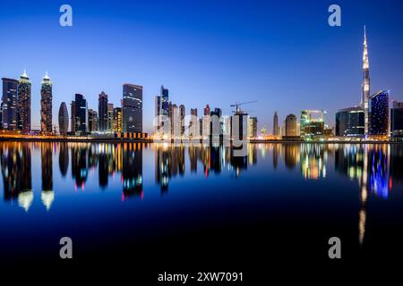 Dubaï, Émirats arabes Unis, 2 mai 2015. Vue panoramique sur le centre-ville de Dubaï reflétée dans le canal avec le Burj Khalifa, le gratte-ciel emblématique de Dubaï Banque D'Images