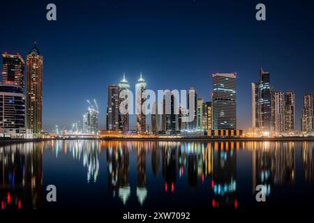 Dubaï, Emirats Arabes Unis, 2 mai 2015. Vue de nuit sur Business Bay avec la construction en cours du canal d'eau Banque D'Images