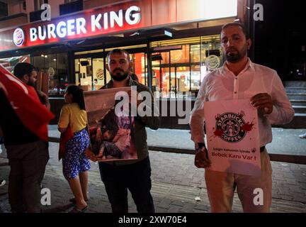 Gaziantep, Turkiye. 16 août 2024. Gaziantep, Turkiye. 16 août 2024. Des manifestants turcs tiennent une banderole du logo Starbucks Coffee House à côté d'images de Gaza lors d'une manifestation devant la succursale Burger King à Gaziantep, dans le sud de la Turquie. Les participants ont appelé au boycott des entreprises qui soutiennent Israël (crédit image : © Zakariya Yahya/IMAGESLIVE via ZUMA Press Wire) USAGE ÉDITORIAL SEULEMENT! Non destiné à UN USAGE commercial ! Banque D'Images