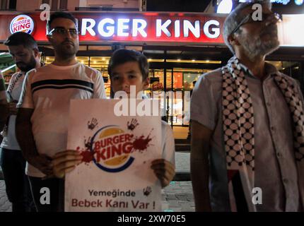 Gaziantep, Turkiye. 16 août 2024. Gaziantep, Turkiye. 16 août 2024. Un manifestant turc tient une bannière avec le logo Burger King lors d'une manifestation devant la succursale Burger King à Gaziantep, dans le sud de la Turquie. Les participants ont appelé au boycott des entreprises, y compris Starbucks, qui soutiennent Israël (crédit image : © Zakariya Yahya/IMAGESLIVE via ZUMA Press Wire) À USAGE ÉDITORIAL EXCLUSIF ! Non destiné à UN USAGE commercial ! Banque D'Images