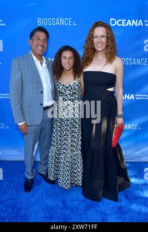 Oscar Nunez, August Nunez und Ursula Whittaker BEI der 17. SeaChangeSummer Party à einer Privatresidenz. Laguna Beach, 17.08.2024 *** Oscar Nunez, August Nunez et Ursula Whittaker à la 17 SeaChangeSummer Party dans une résidence privée Laguna Beach, 17 08 2024 Foto:xD.xStarbuckx/xFuturexImagex seachangesummer 4808 Banque D'Images