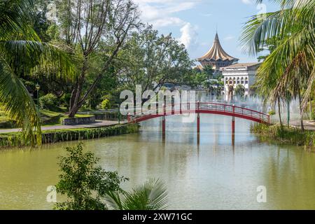 Sarawak State Legislative Assembly Building and Reservoir Park (Taman Perpaduan), Kuching, Malaisie Banque D'Images