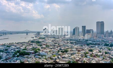 Vue aérienne du centre-ville de la Nouvelle-Orléans, de la Louisiane et du fleuve Mississippi par une journée ensoleillée d'août Banque D'Images