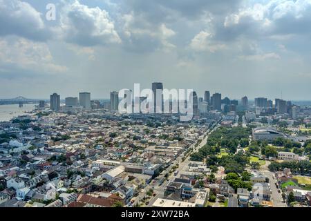 Vue aérienne du centre-ville de la Nouvelle-Orléans, de la Louisiane et du fleuve Mississippi par une journée ensoleillée d'août Banque D'Images