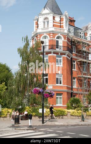 Mansion Block ; St John's Wood, Londres, Angleterre, Royaume-Uni. Immeuble victorien d'appartements ; bâtiment en briques rouges. Une partie de la Zebra Crossing, que le B Banque D'Images