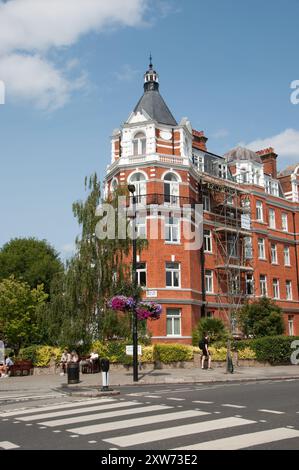 Mansion Block ; St John's Wood, Londres, Angleterre, Royaume-Uni. Immeuble victorien d'appartements ; bâtiment en briques rouges. Une partie de la Zebra Crossing, que le B Banque D'Images