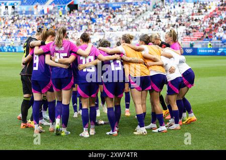 Lyon, France. 06 août 2024. Les joueuses allemandes sont vues avant le match de demi-finale des Jeux Olympiques Paris 2024 féminin de football entre les États-Unis et l'Allemagne au stade de Lyon à Lyon, France. (Foto : Daniela Porcelli/Sports Press photo/C - DÉLAI D'UNE HEURE - ACTIVER FTP UNIQUEMENT SI LES IMAGES ONT MOINS D'UNE HEURE - Alamy) crédit : SPP Sport Press photo. /Alamy Live News Banque D'Images