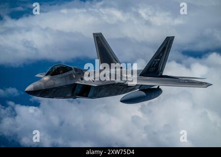 Les F-22 Raptors de l'US Air Force affectés au 27th Expeditionary Fighter Squadron et les avions de chasse légers FA-50PH de la Philippine Air Force effectuent des peignes conjoints Banque D'Images