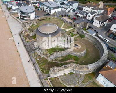 vue aérienne de la plage et du château de sandgate sur la côte du kent Banque D'Images