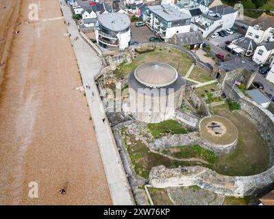 vue aérienne de la plage et du château de sandgate sur la côte du kent Banque D'Images