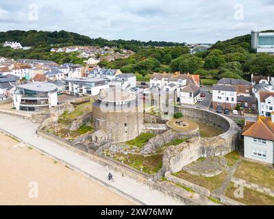 vue aérienne de la plage et du château de sandgate sur la côte du kent Banque D'Images