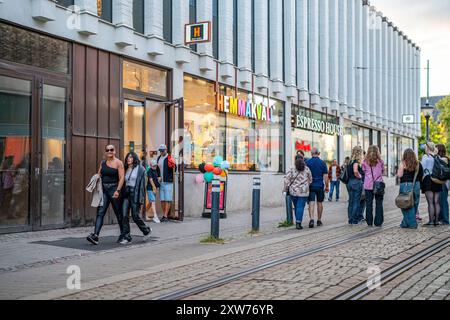 Les gens se promènent sur la rue principale Drottninggatan pendant la fête d'août. Le festival d'août est un événement annuel à Norrköping, en Suède. Banque D'Images