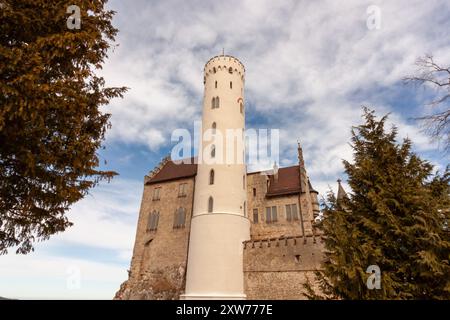 Romantique Château Schloss Lichtenstein au sommet de la montagne. Bade-Wuertemberg, Allemagne Banque D'Images