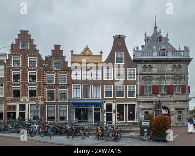 Teylers Museum à Haarlem, aux pays-Bas, est situé le long de la pittoresque rivière Spaarne. Le quartier présente une architecture historique, des rues charmantes, et est c Banque D'Images