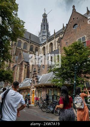 Le Sint-Bavokerk à Haarlem est situé sur la place animée Grote Markt. Le quartier présente une architecture gothique historique, des rues charmantes, et est s. Banque D'Images