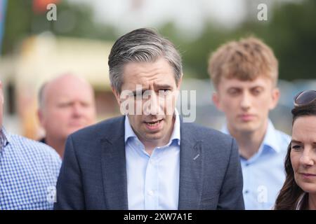 Le Taoiseach Simon Harris s'adressant aux médias lors d'une visite au salon agricole de Tullow à Carlow. Date de la photo : dimanche 18 août 2024. Banque D'Images