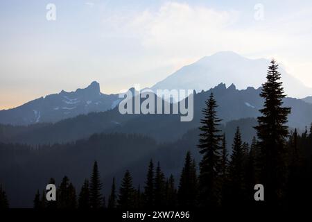 Le mont Rainier domine le paysage du parc national du mont Rainier à Washington, aux États-Unis. Banque D'Images