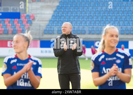Oslo, Norvège, le 17 août 2024 : l’entraîneur-chef Nils Lexerod (Valerenga) célèbre après avoir remporté le match de football de la Ligue Toppserien entre Valerenga et Arna Bjornar à Intility Arena à Oslo, Norvège (Ane Frosaker / SPP) Banque D'Images