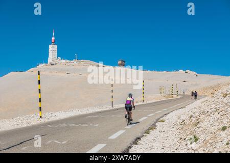 Cycliste de route femme chevauchant le Mont Ventoux de Bedoin, Provence, France. Banque D'Images