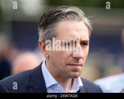 Le Taoiseach Simon Harris s'adressant aux médias lors d'une visite au salon agricole de Tullow à Carlow. Date de la photo : dimanche 18 août 2024. Banque D'Images