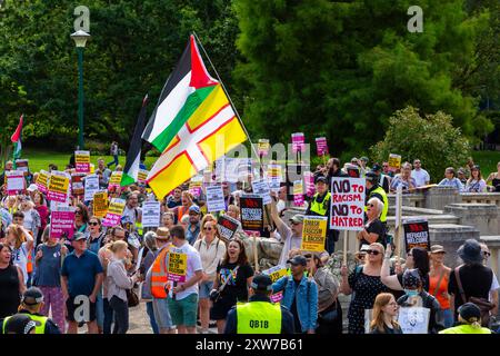 Bournemouth, Dorset, Royaume-Uni. 18 août 2024. Des manifestants anti-immigration organisent une manifestation pacifique « reprenez notre pays » à Bournemouth. Les contre-manifestants ont organisé leur propre manifestation en même temps en réponse à la manifestation d'extrême droite. Des ressources policières supplémentaires de tout le pays ont été mobilisées et des pouvoirs supplémentaires ont été accordés à la police à la lumière de la violence et des dommages constatés dans tout le Royaume-Uni pour des manifestations et émeutes similaires. Crédit : Carolyn Jenkins/Alamy Live News Banque D'Images